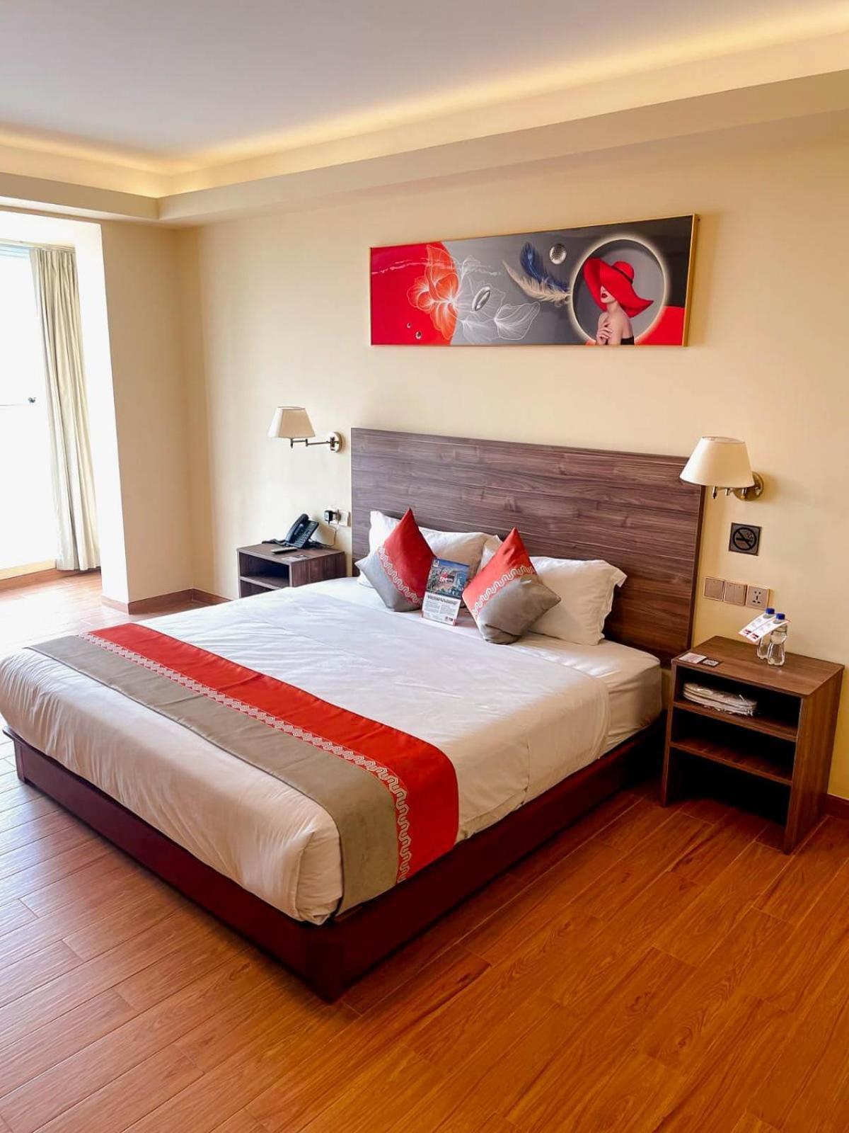 Sm Hotel Plus Lima Luaran gambar